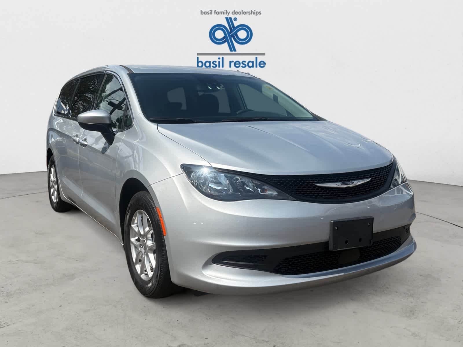 Used 2023 Silver Mist Clearcoat Chrysler LX image 34