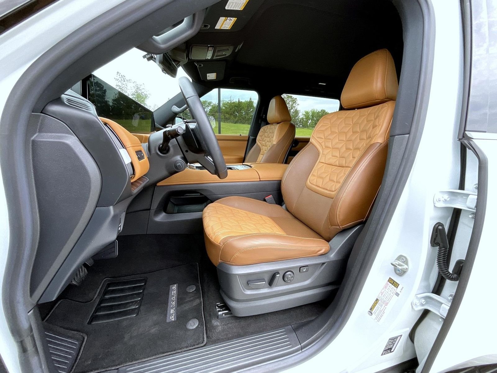 Used 2025 White Nissan Platinum Reserve image 10