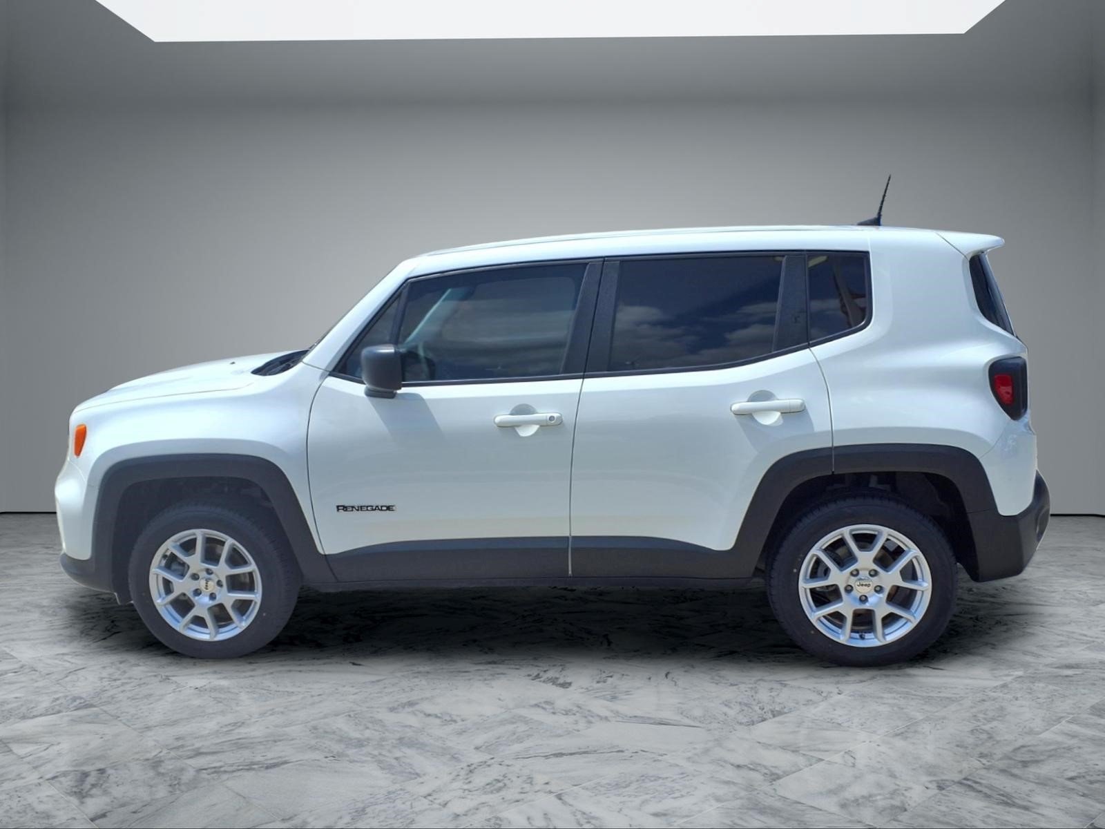 Used 2023 Alpine White Clearcoat Jeep Latitude image 4