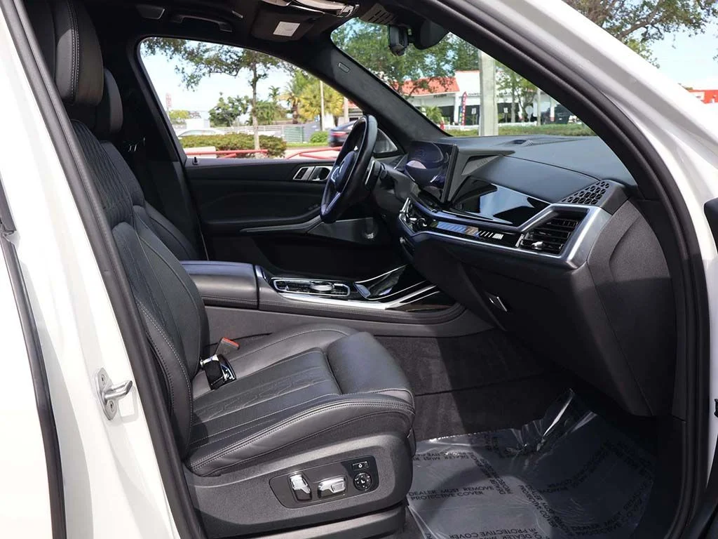 Used 2023 White BMW M60i image 39