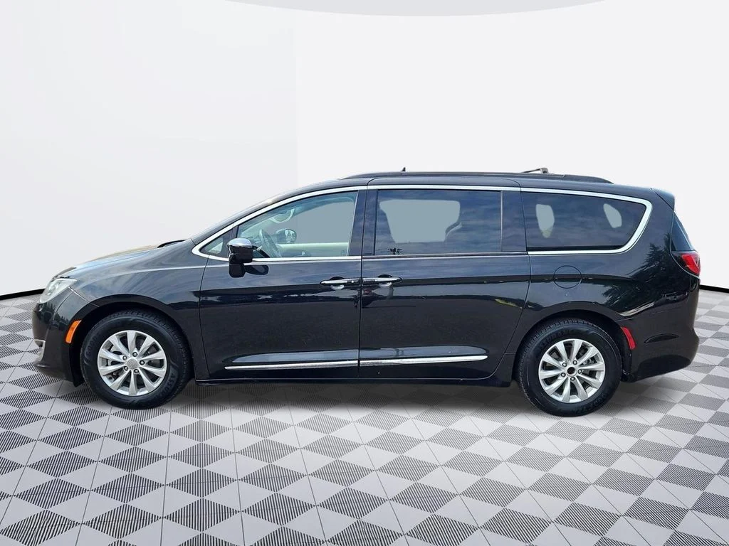 Used 2017 Brilliant Black Crystal Pearlcoat Chrysler Touring L image 3