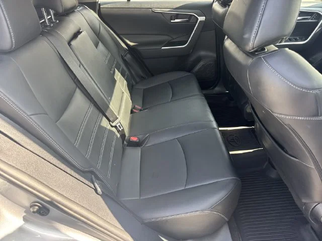 Used 2021 Silver Toyota XLE Premium image 15