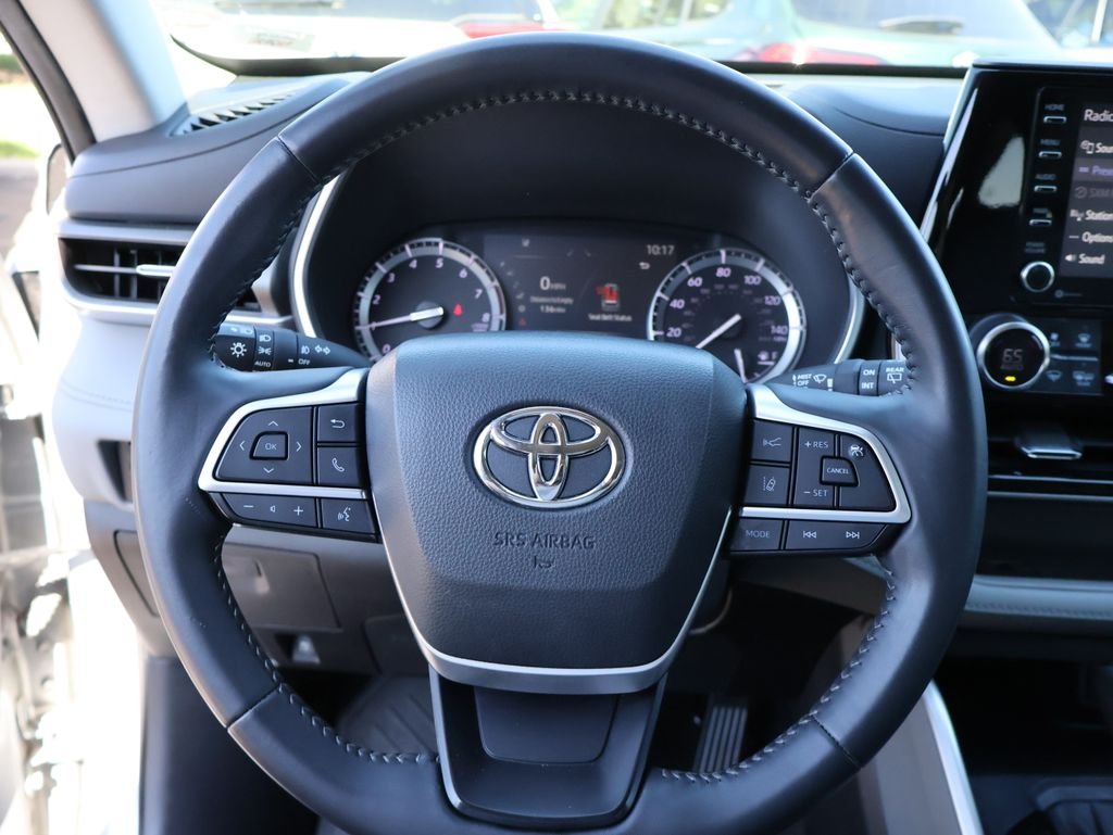 Used 2022 Silver Toyota XLE image 29
