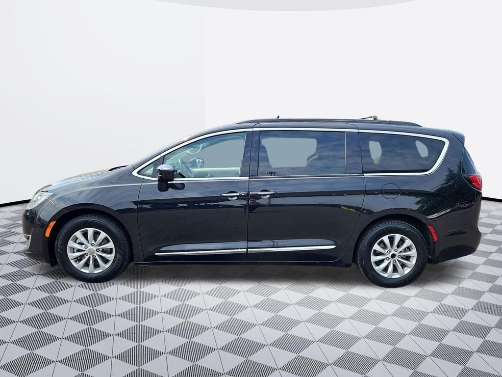 Used 2017 Brilliant Black Crystal Pearlcoat Chrysler Touring L image 3