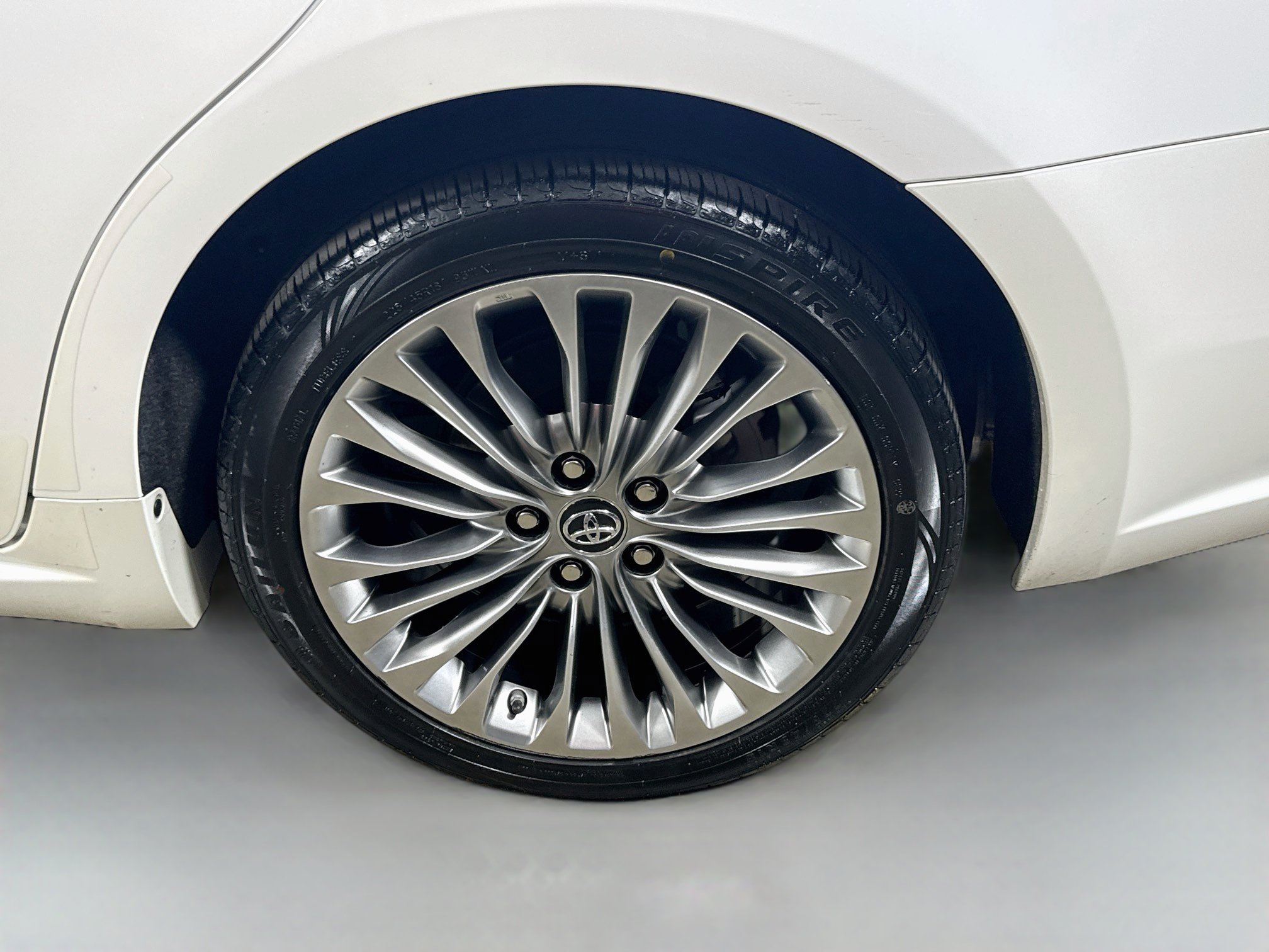 Used 2016 Blizzard Pearl Toyota Limited image 9