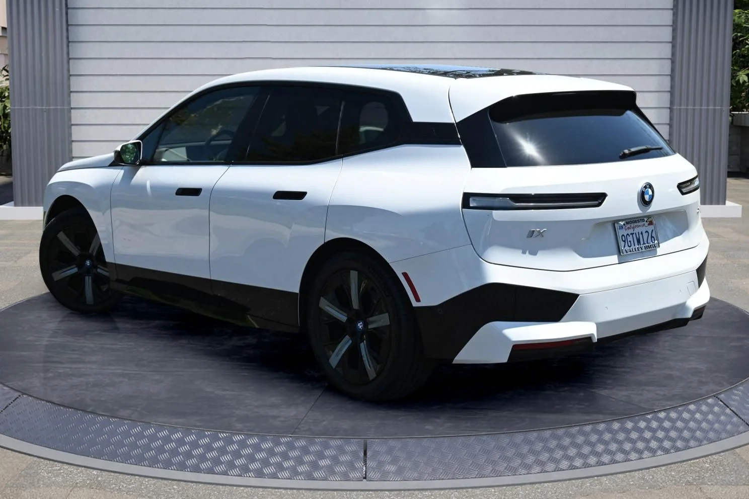Used 2023 Alpine White BMW xDrive50 image 4