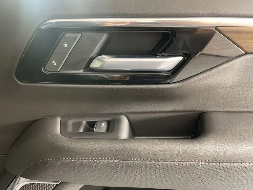 2026 Chevrolet Suburban High Country - Photo 18