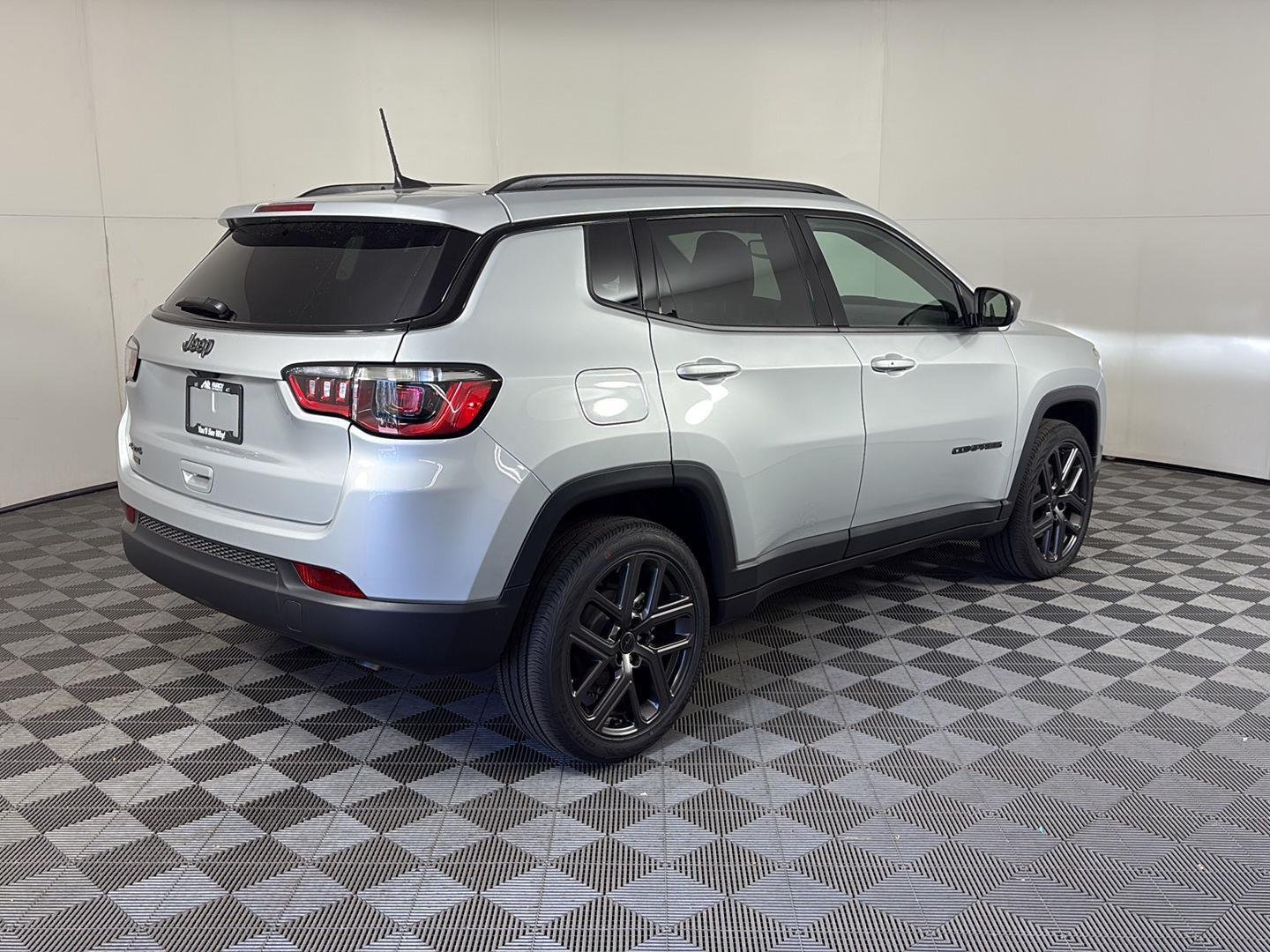 New 2026 Silver Zynith Metallic Clear-Coat Exterior Paint Jeep Latitude Altitude image 4