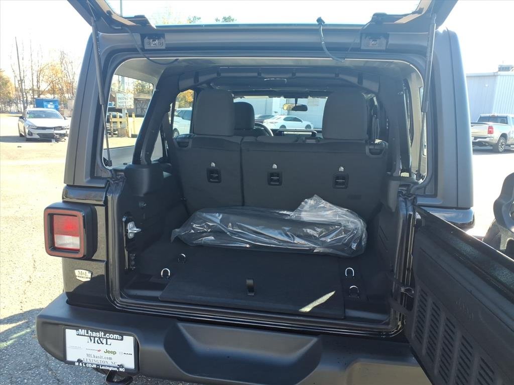 New 2026 Black Clear-Coat Exterior Paint Jeep 4-Door Sport image 16
