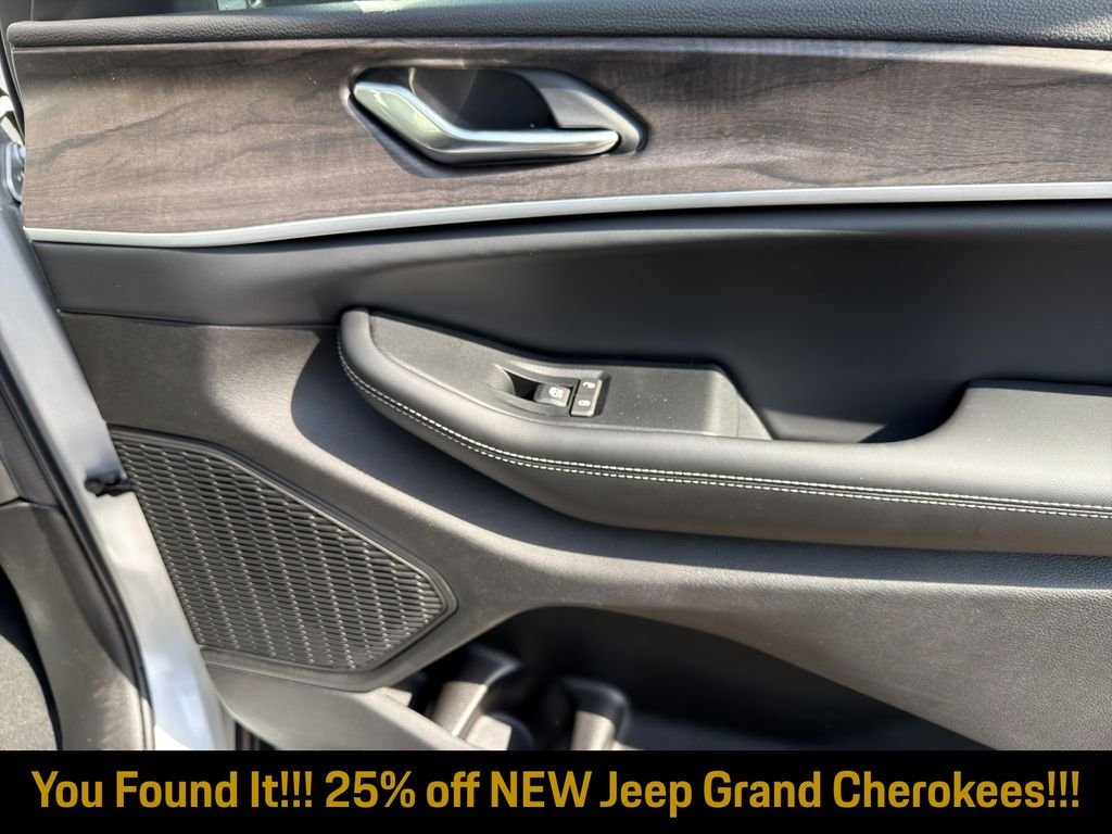 New 2026 Silver Zynith Exterior Paint Jeep Altitude image 24