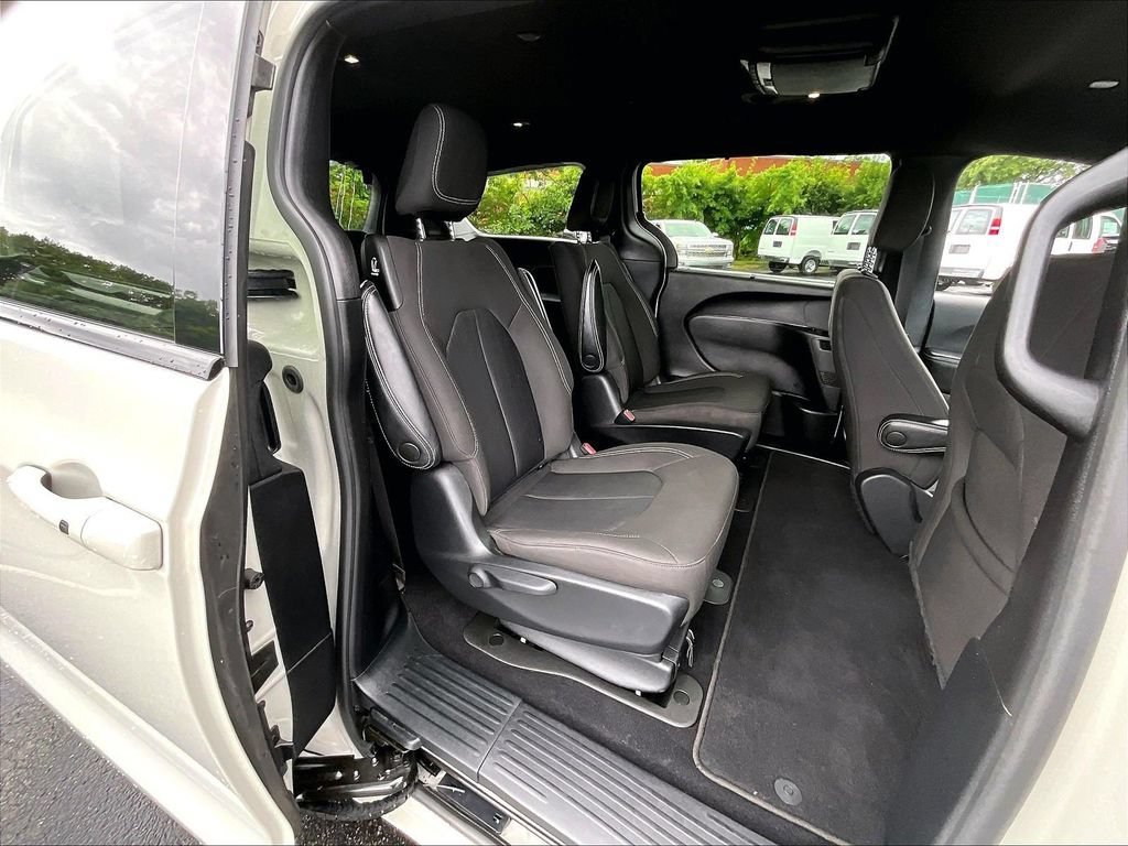 Used 2021 Luxury White Pearlcoat Chrysler Hybrid Touring image 15