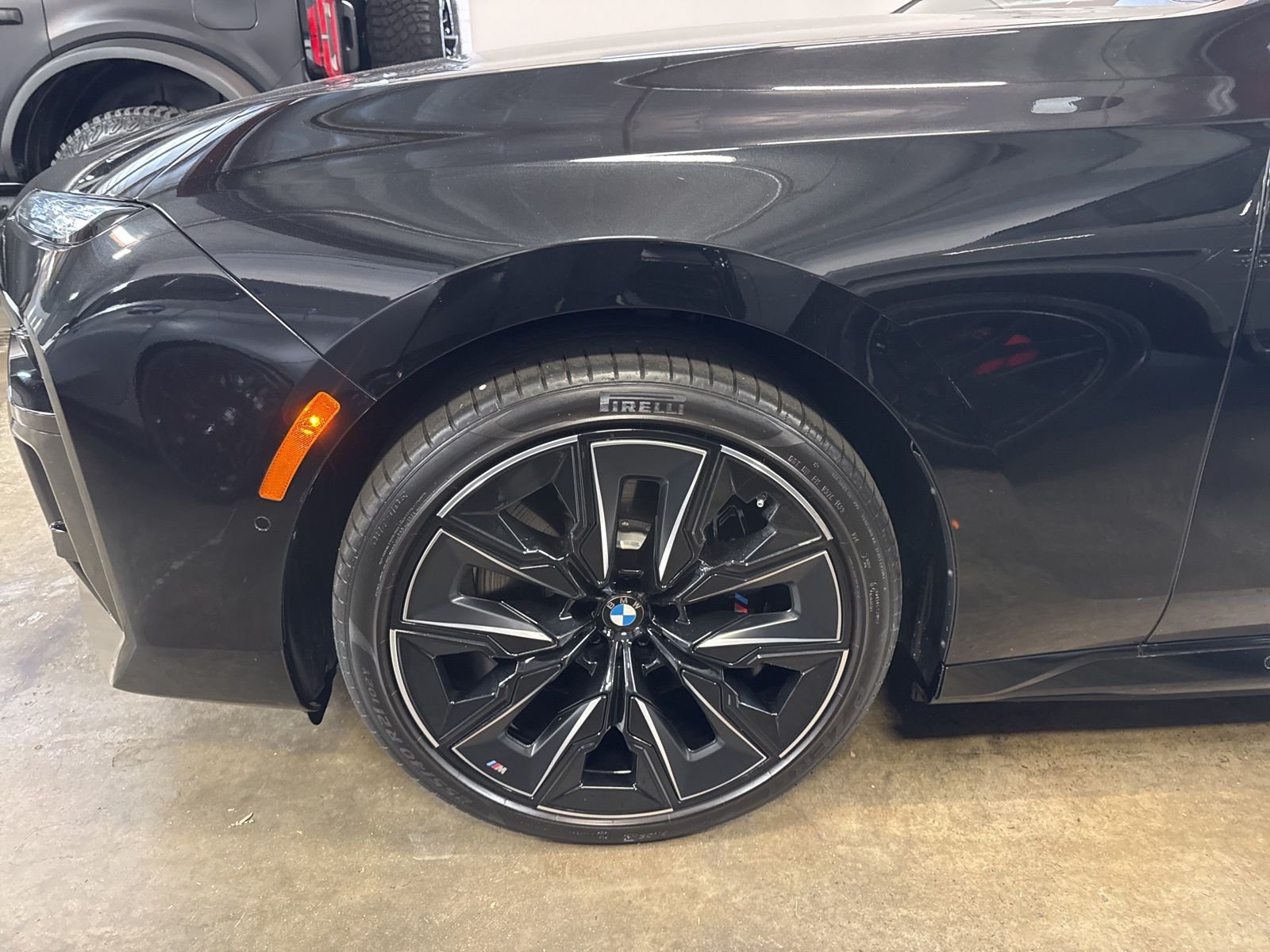 Used 2025 Black BMW xDrive60 image 5