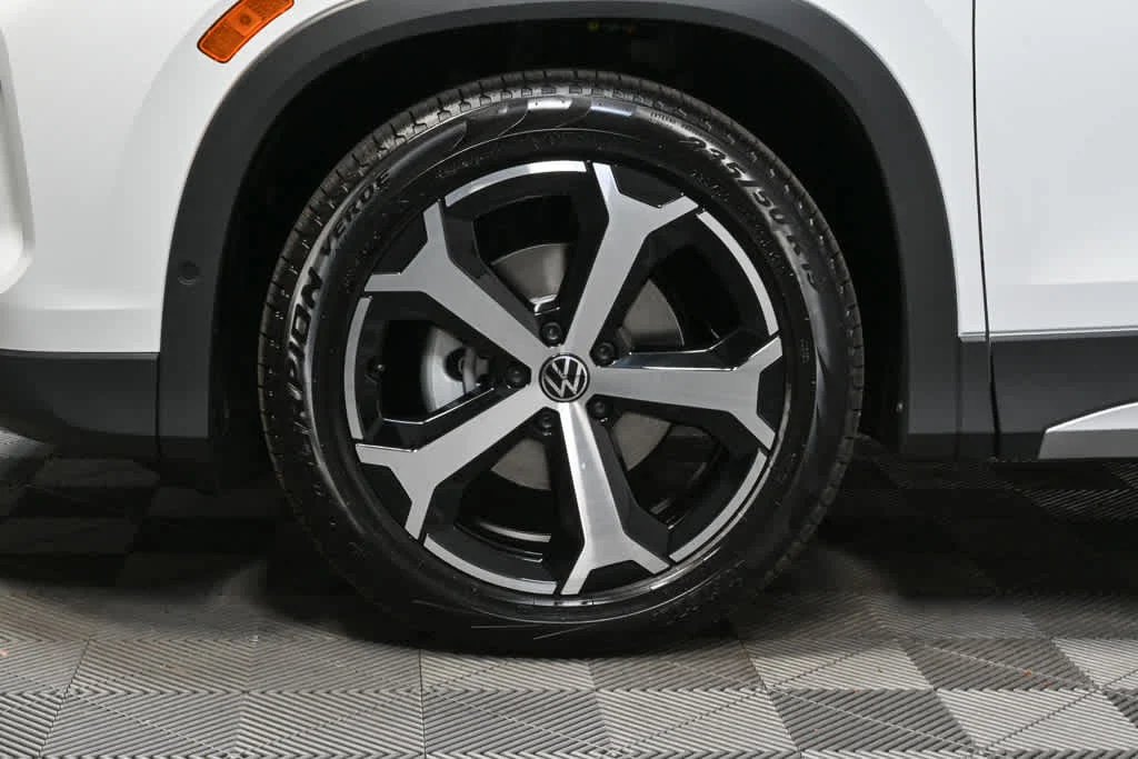New 2026 Pure White Volkswagen SE image 33