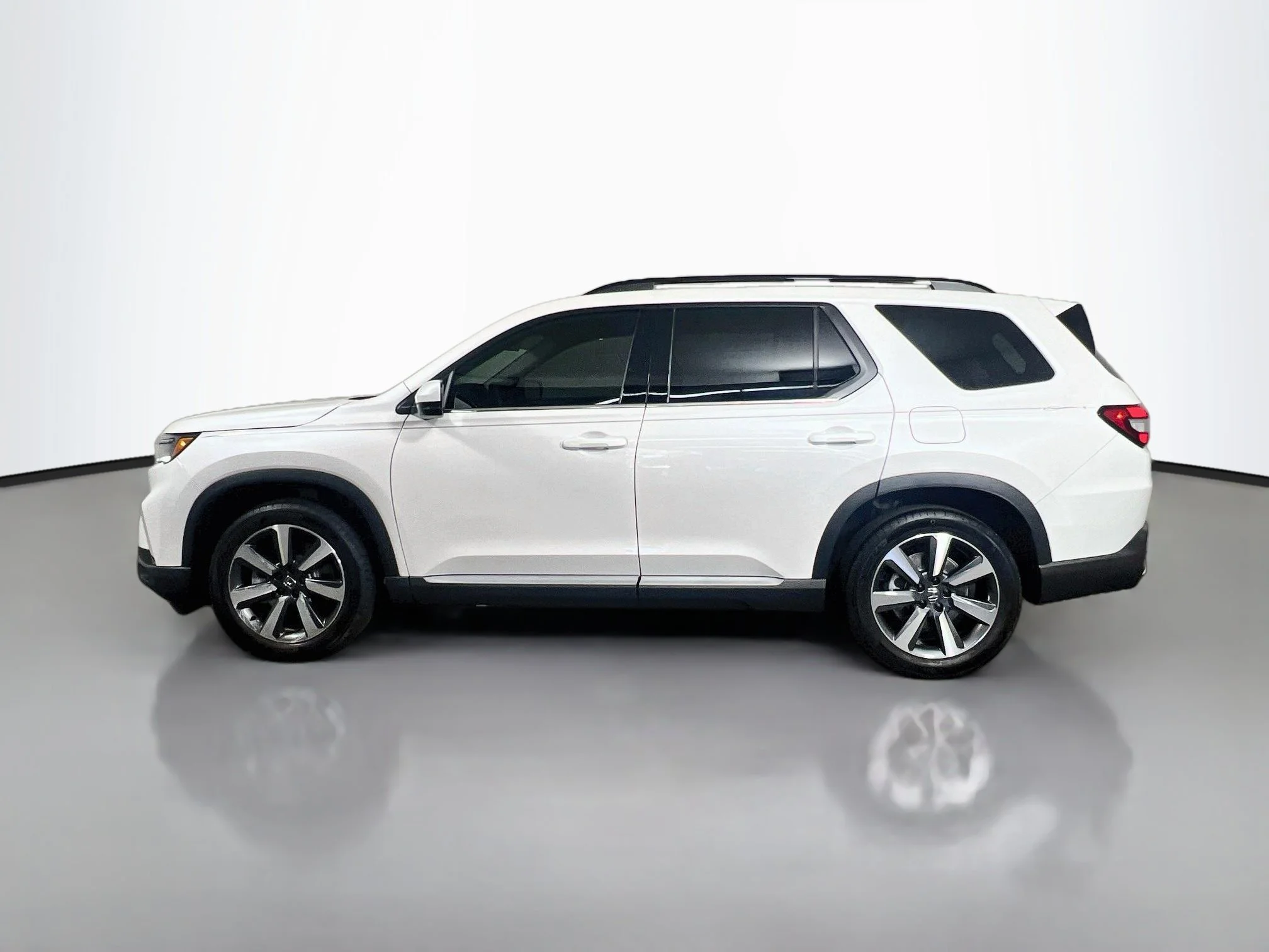 Certified Used 2025 Platinum White Pearl Honda 2WD Touring image 28