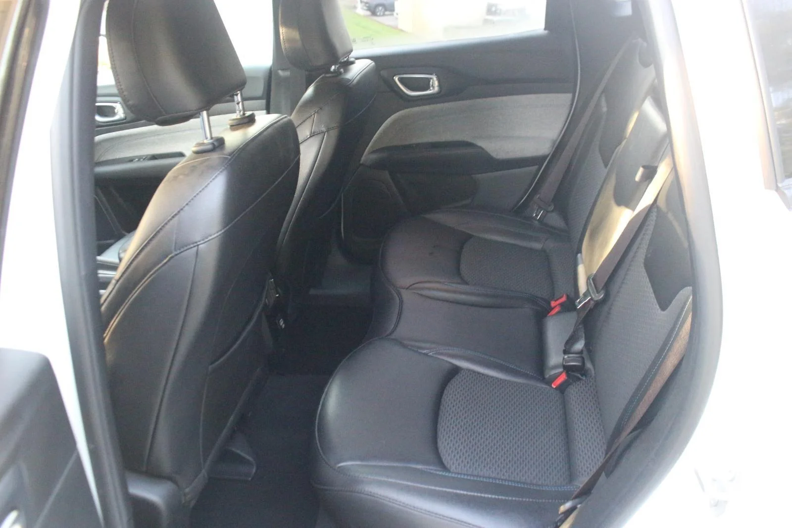 Used 2024 White Jeep Latitude image 30