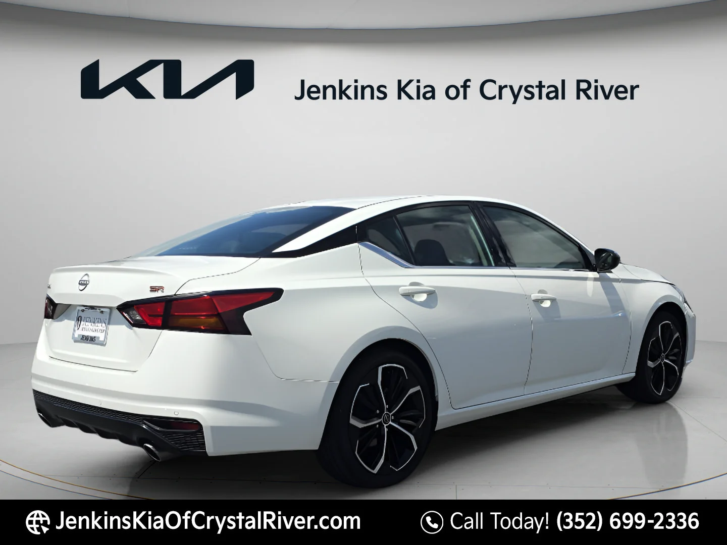 Used 2024 Glacier White Nissan 2.5 SR image 5