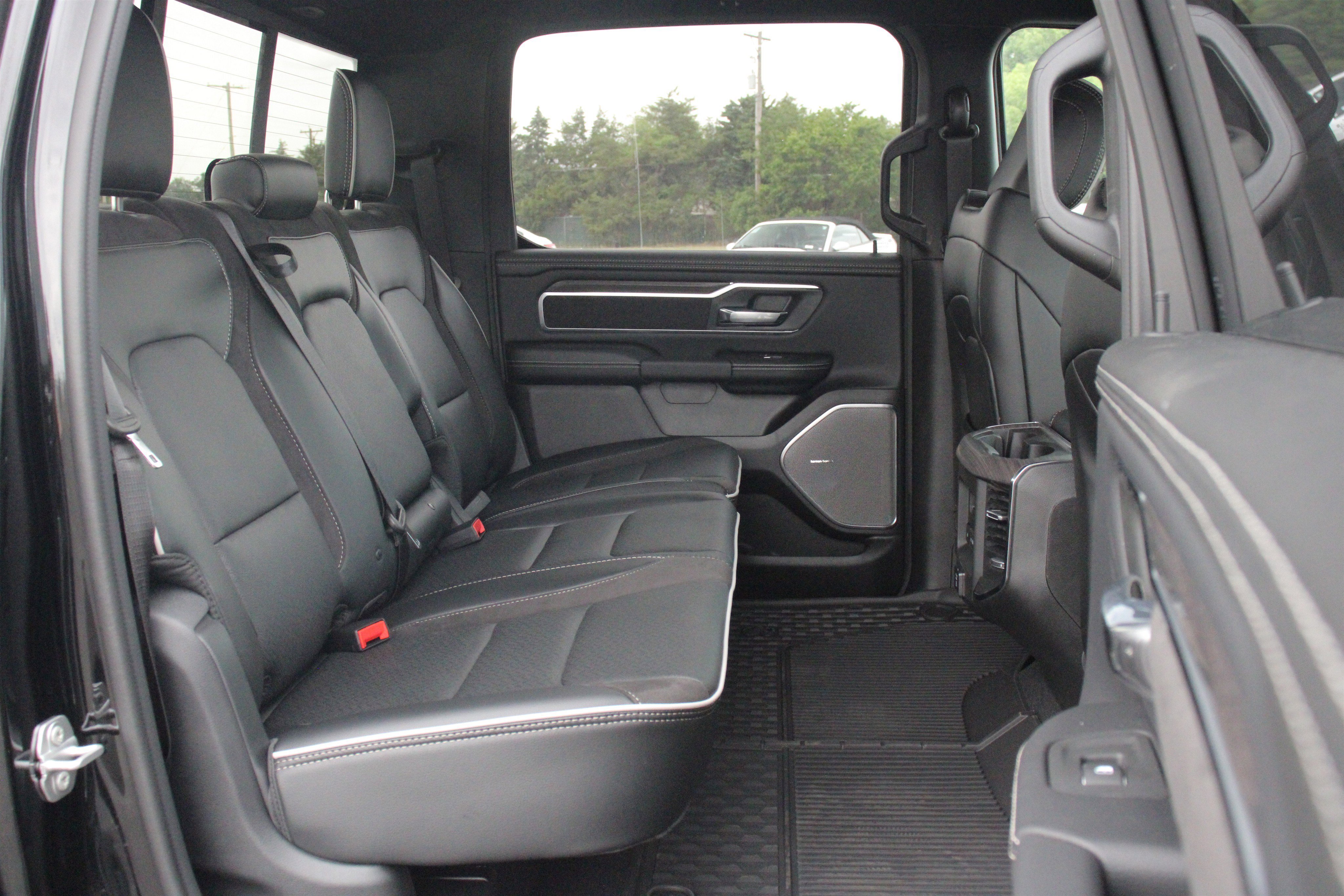 New 2026 Diamond Black Crystal Pearl-Coat Exterior Paint RAM Laramie image 28