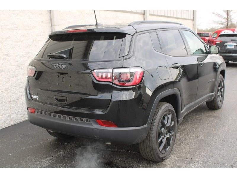 New 2026 Diamond Black Crystal Pearl-Coat Exterior Paint Jeep Latitude Altitude 4x4 image 3