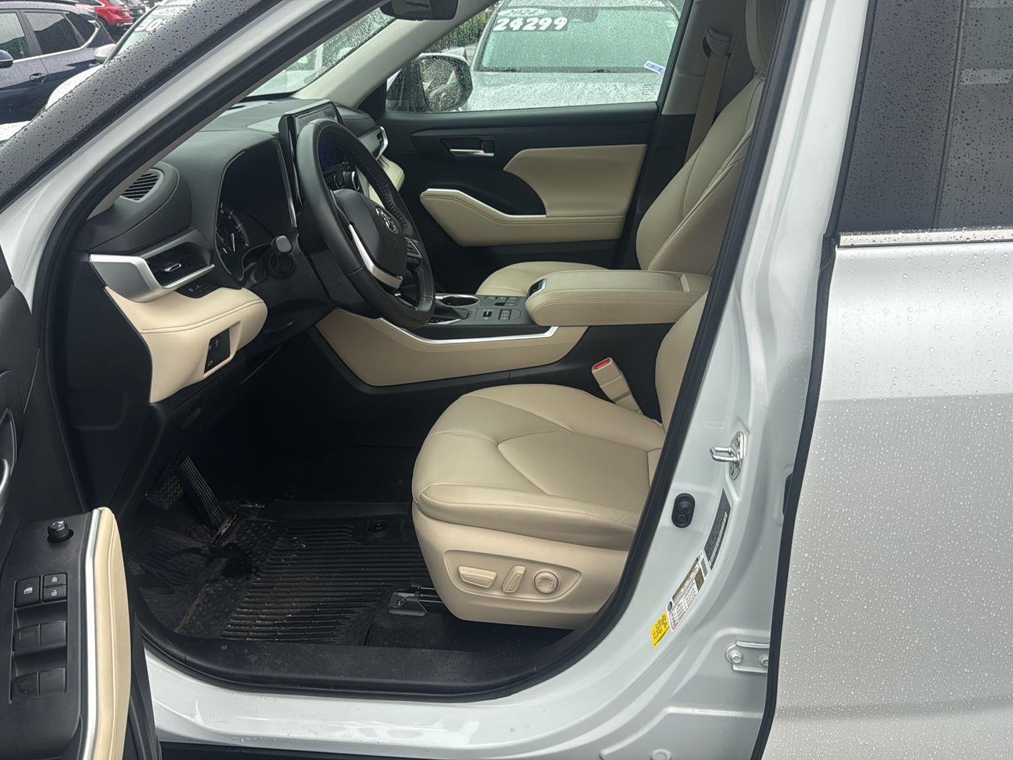 Used 2024 Wind Chill Pearl Toyota XLE image 11
