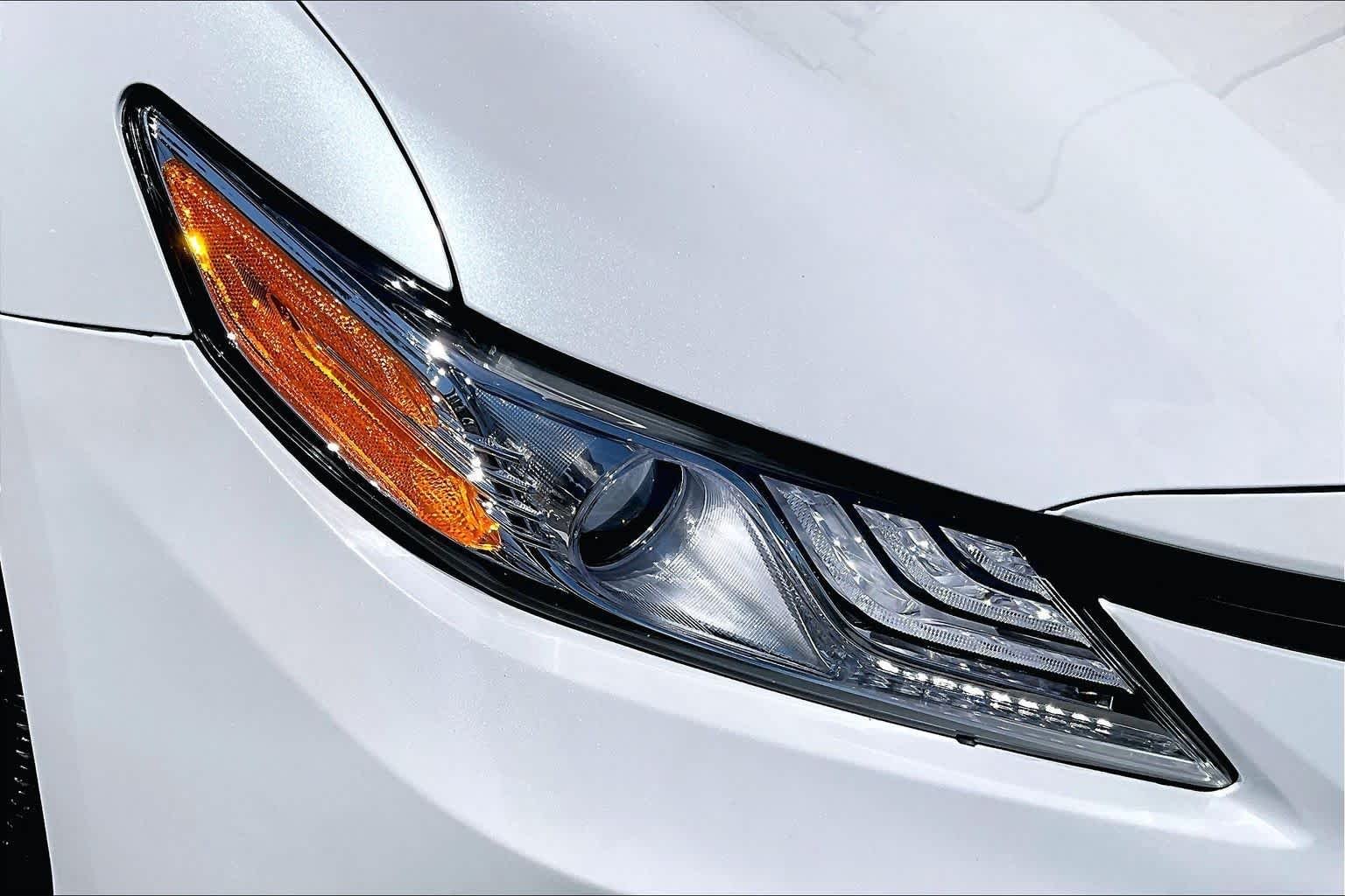 Used 2021 Wind Chill Pearl Toyota Hybrid XLE image 28