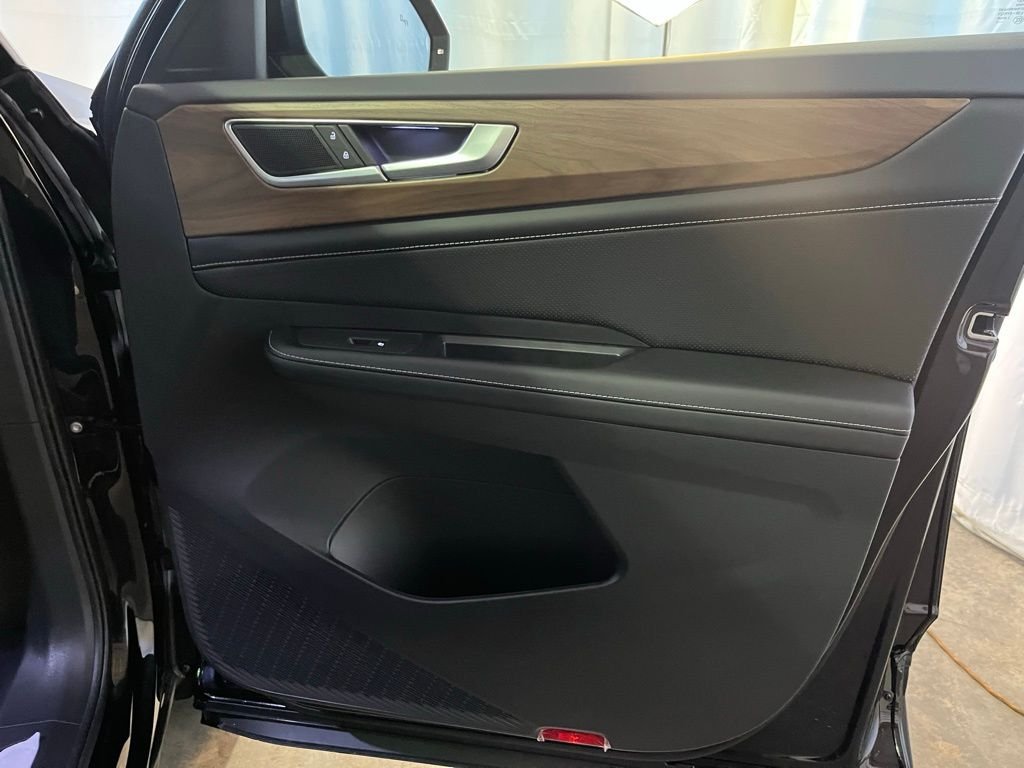 New 2026 Black Volkswagen 2.0T SE w/Technology image 11