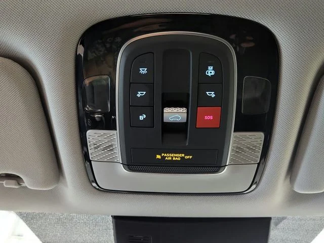 Used 2025 White Hyundai SEL Premium image 30