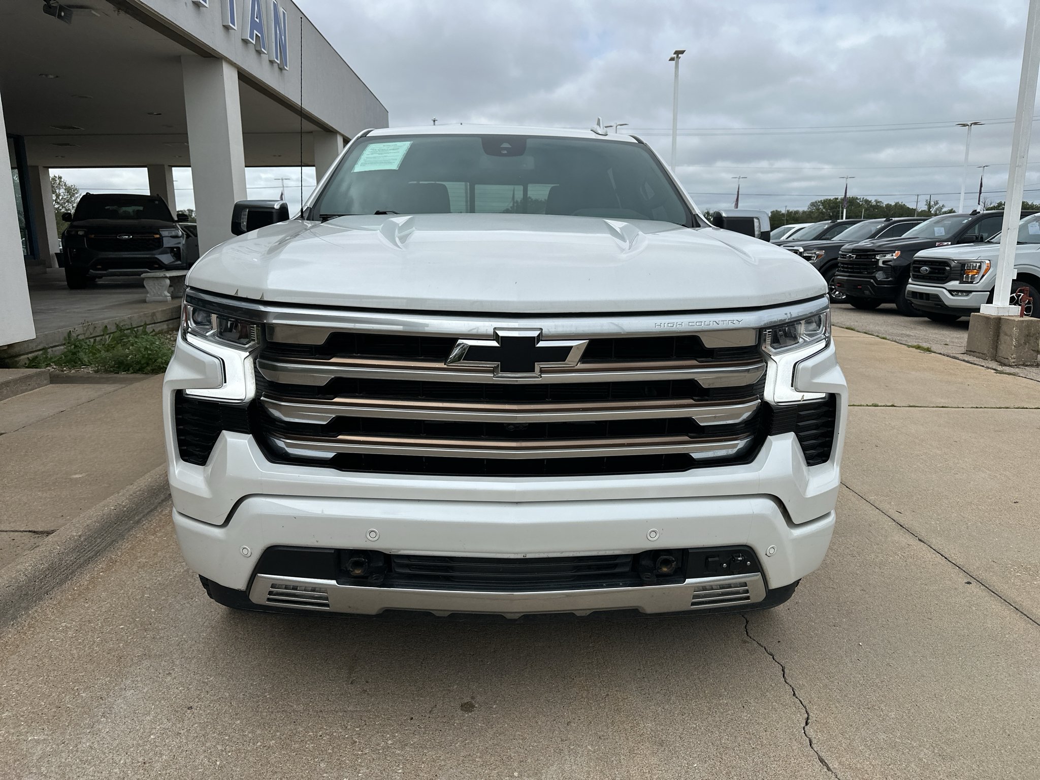 Used 2022 Iridescent Pearl Tricoat Chevrolet High Country image 14