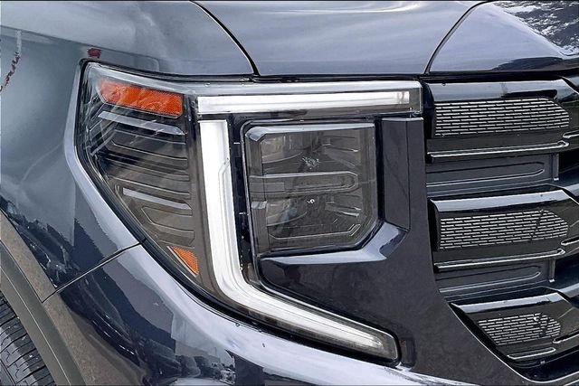 Used 2023 Silver GMC Elevation image 28
