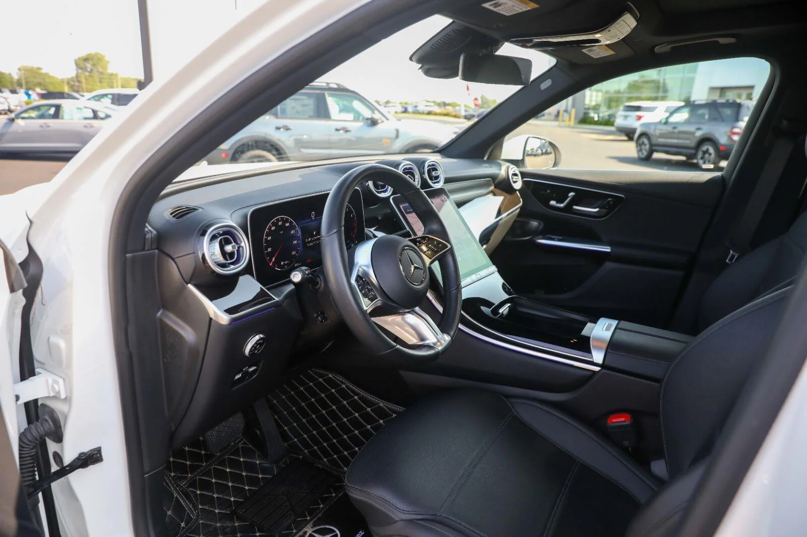 Used 2023 Polar White Mercedes-Benz GLC 300 image 25