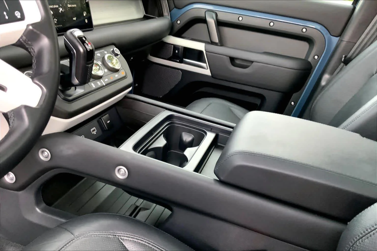 Used 2024 Tasman Blue Metallic Land Rover S image 15