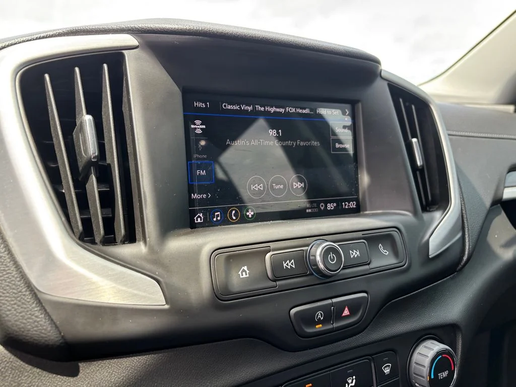 Used 2024  GMC SLE image 19