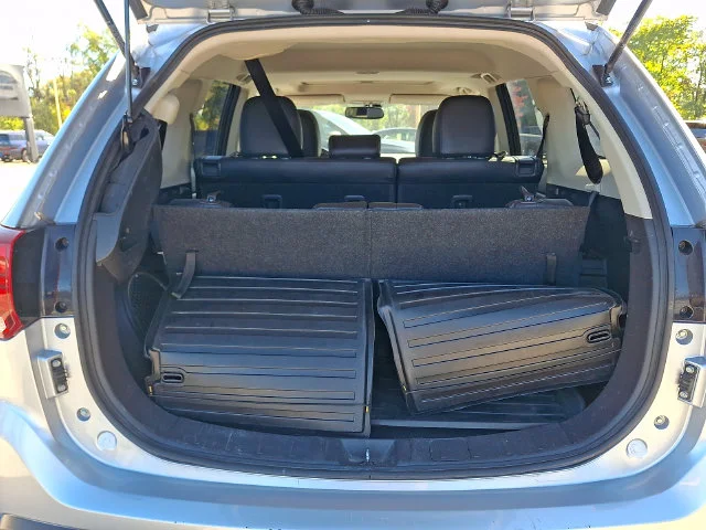 Used 2017 Silver Mitsubishi SEL image 30