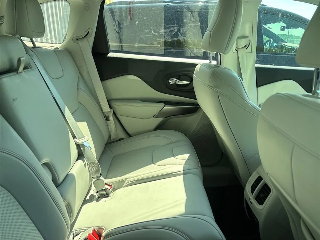 Used 2022 Silver Jeep Limited image 17