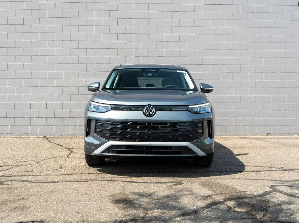 New 2026 Platinum Gray Metallic Volkswagen 2.0T SE image 2