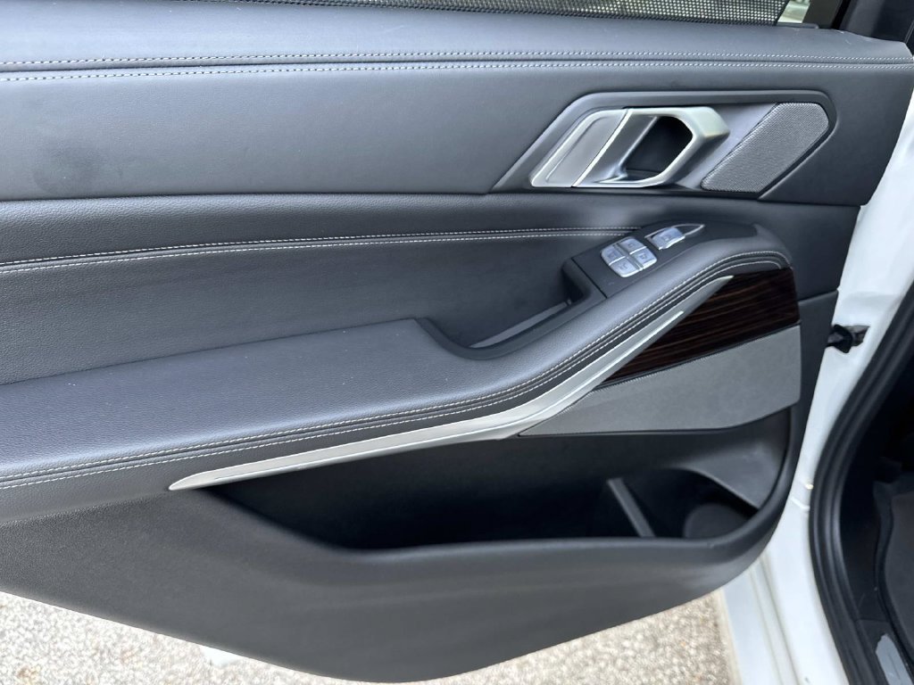 Used 2019 White Metallic BMW xDrive40i image 12