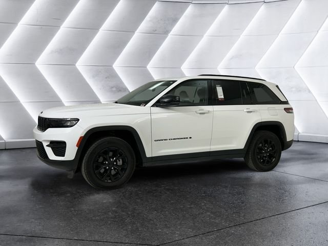 Used 2024 White Jeep Altitude image 3