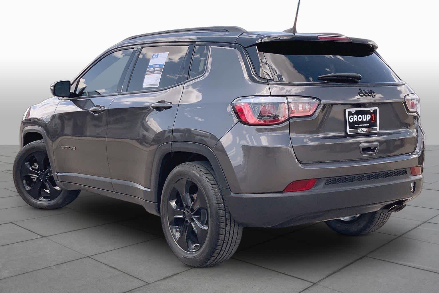 Used 2019 Granite Crystal Metallic Clearcoat Jeep Altitude image 12