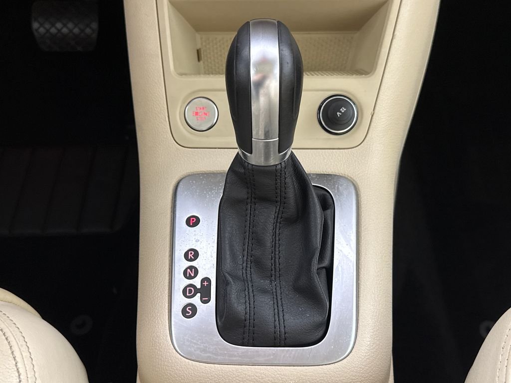 Used 2012  Volkswagen S image 18