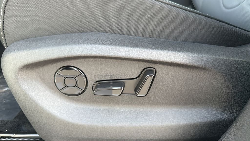 New 2026 Pure White Volkswagen 2.0T SE image 16