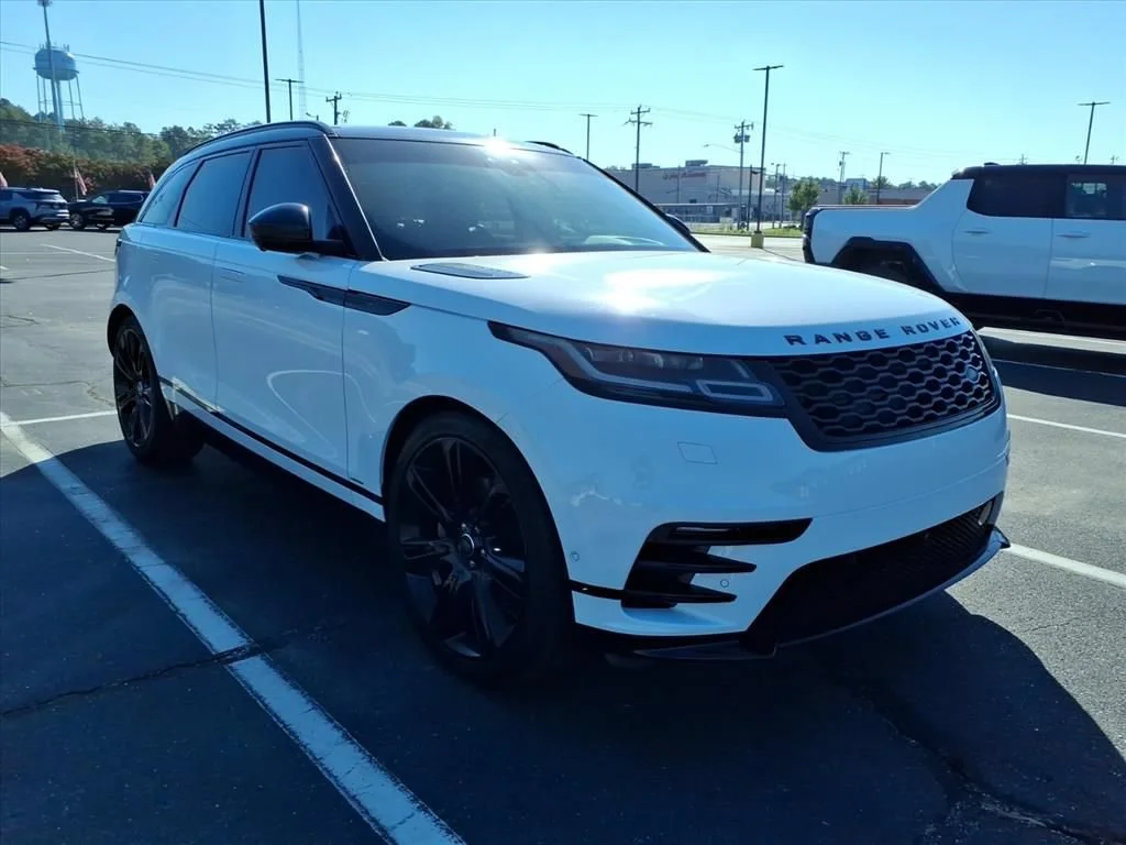 Used 2019 White Land Rover R-Dynamic HSE image 3