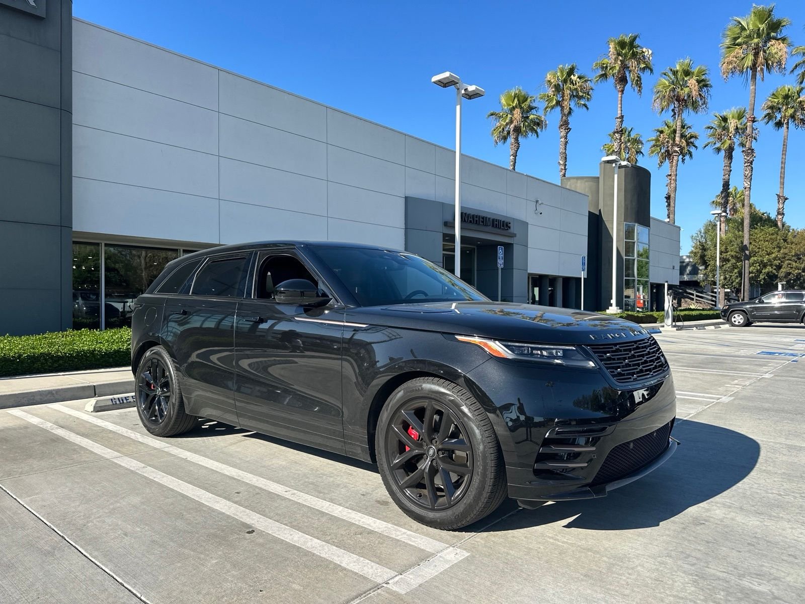 Certified Used 2025  Land Rover Dynamic SE image 2