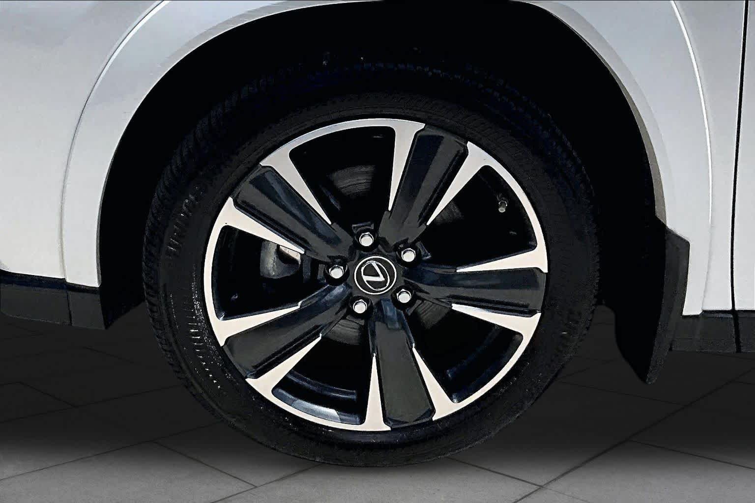 Used 2024 Eminent White Pearl Lexus Premium image 11