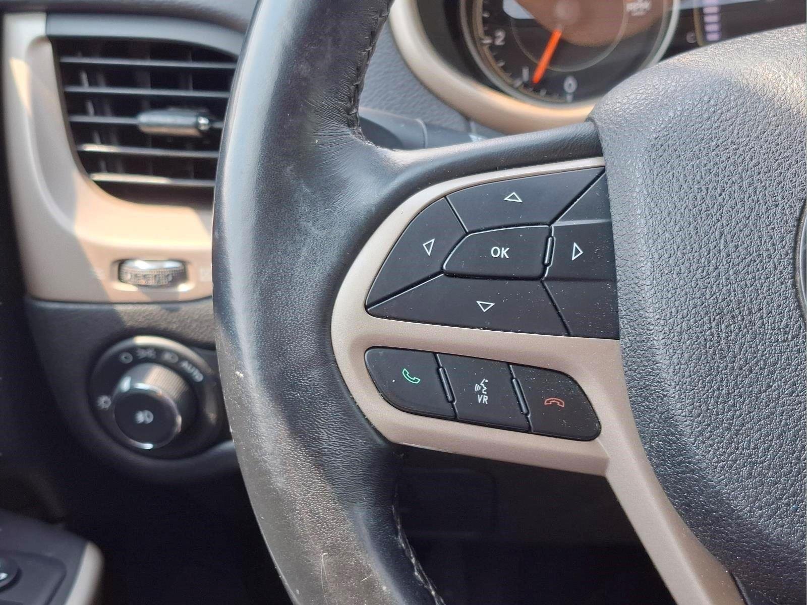 Used 2018 Billet Silver Metallic Clearcoat Jeep Latitude image 19