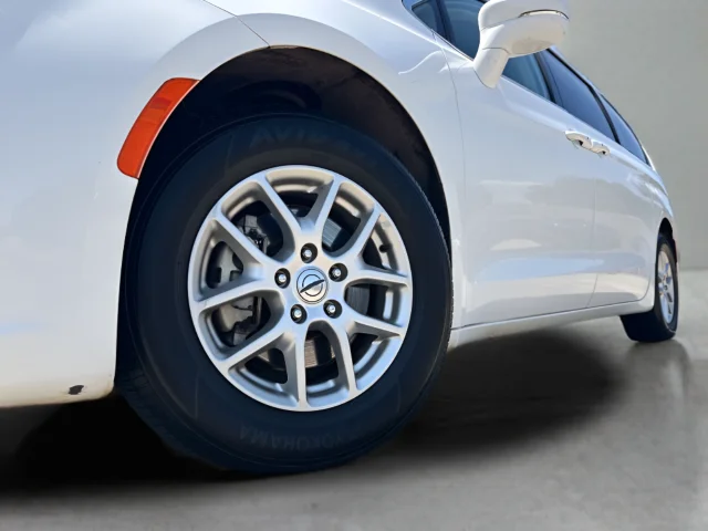 Used 2022 Bright White Clearcoat Chrysler Touring L image 30