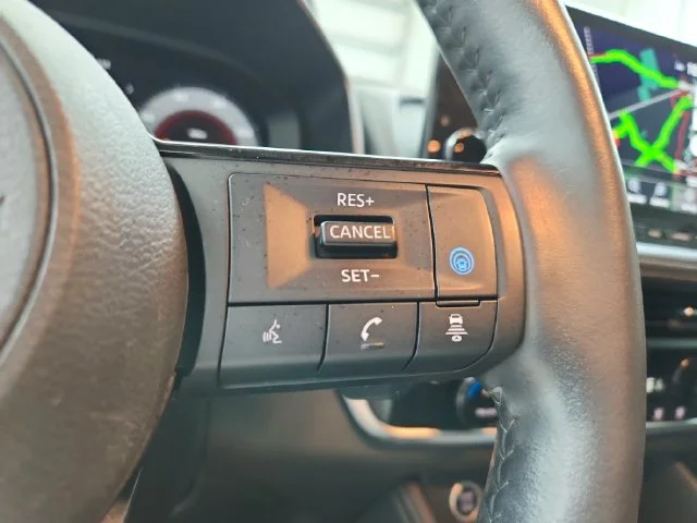 Used 2021 White Nissan Platinum image 25
