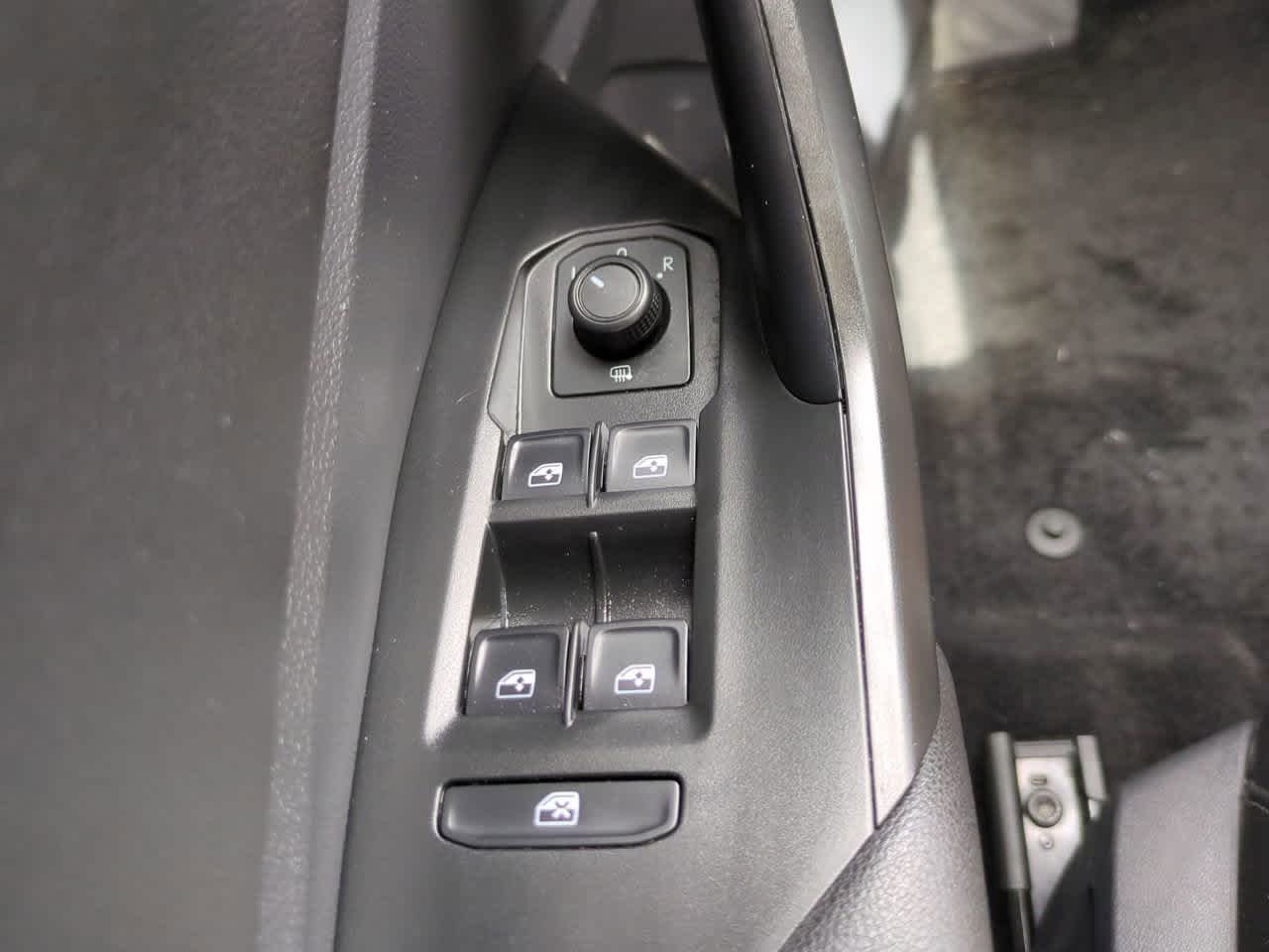 Used 2019 Platinum Gray Metallic Volkswagen SE image 23
