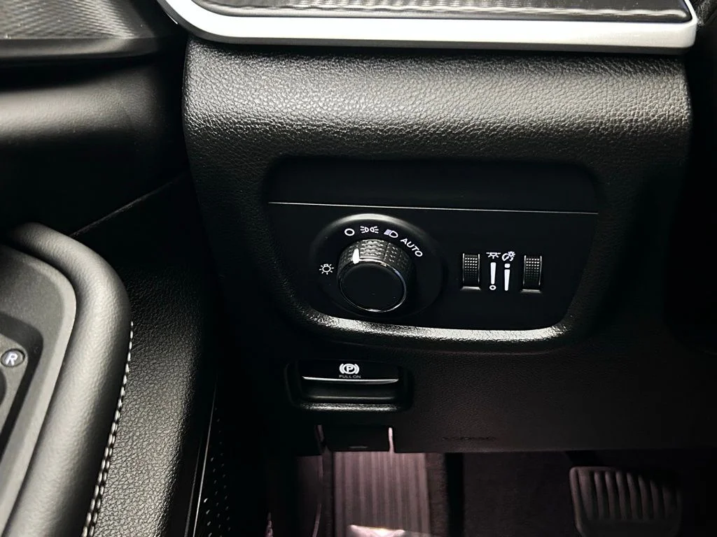 Used 2024 Red Jeep Laredo X image 17