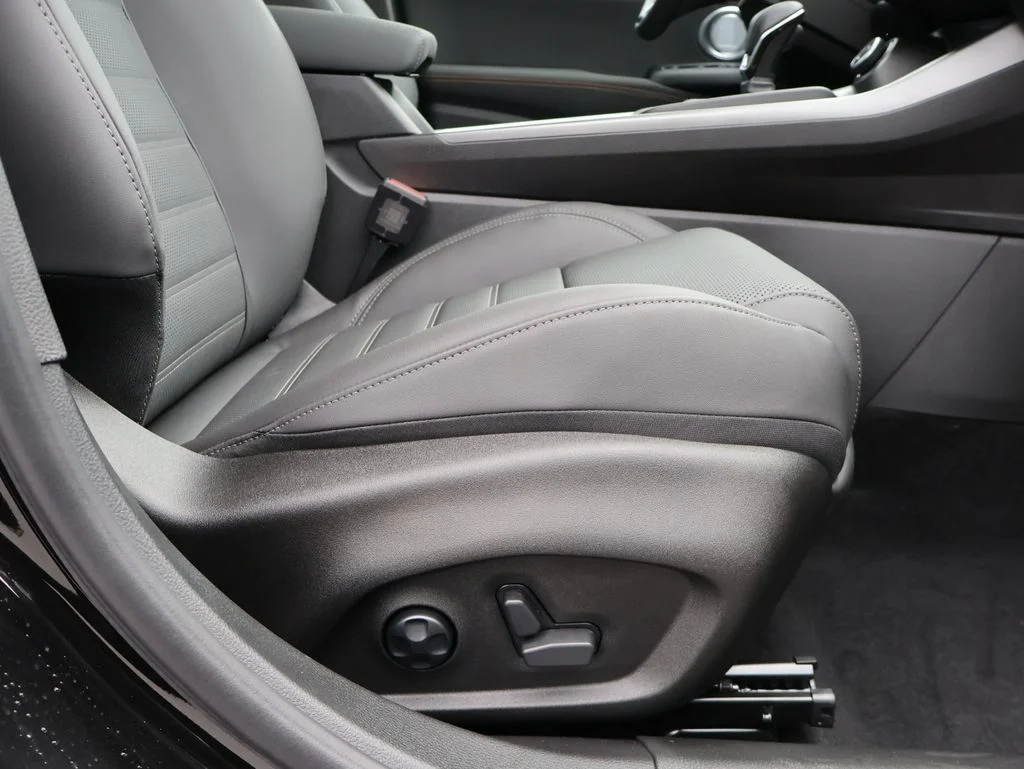 New 2025 Alfa Black Alfa Romeo Base image 12