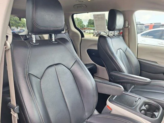 Used 2023 Brilliant Black Crystal Pearlcoat Chrysler Touring L image 30