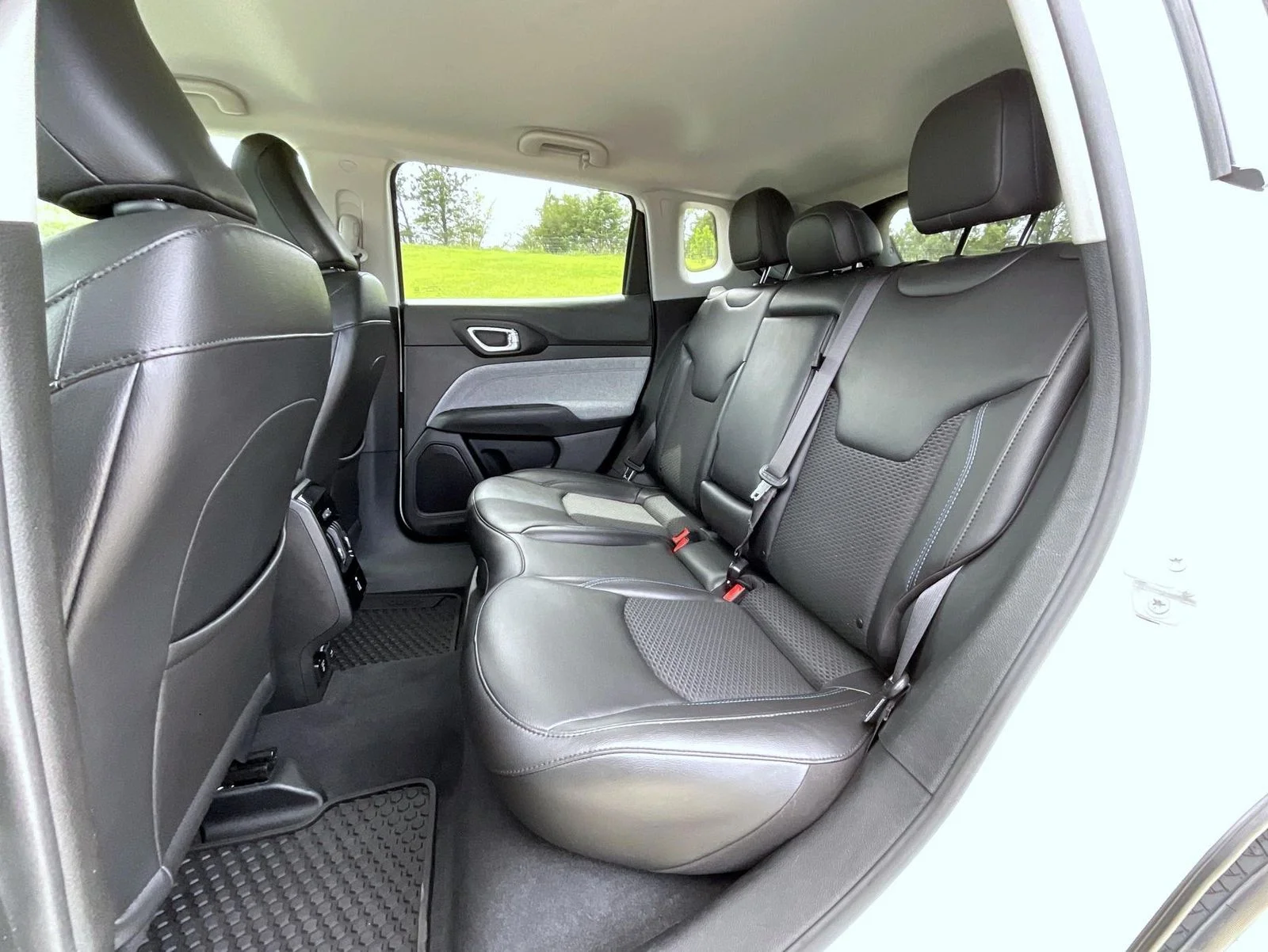 Used 2022 White Jeep Latitude image 20